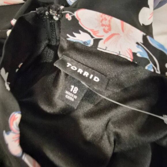 Torrid Floral dress - Picture 4 of 7